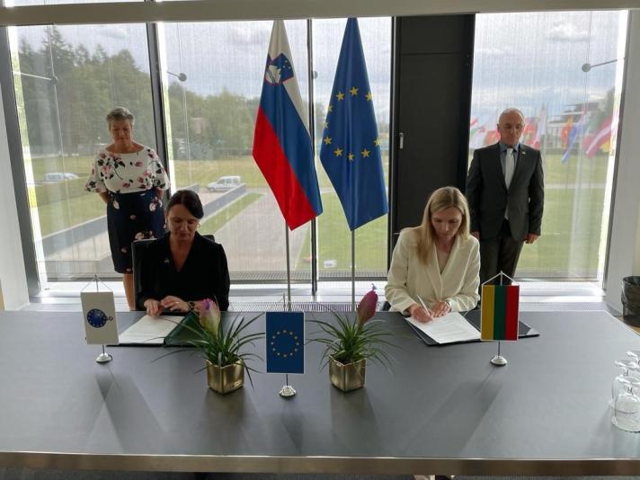 Ylva Johansson and Slovenian Minister Hojs observe while EASO Executive Director Gregori and Lithuanian Minister Bilotaitė sign operating plan.