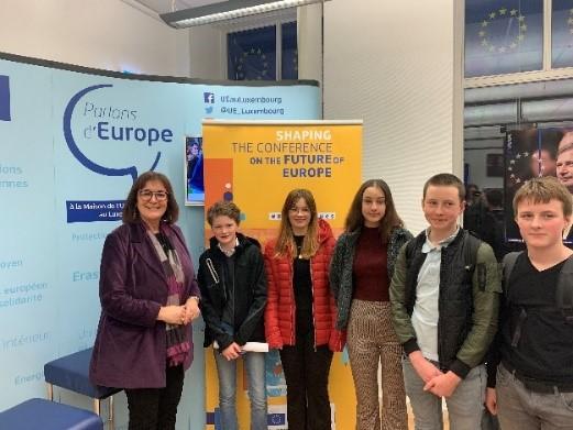 Commissioner Dubravka Šuica and students